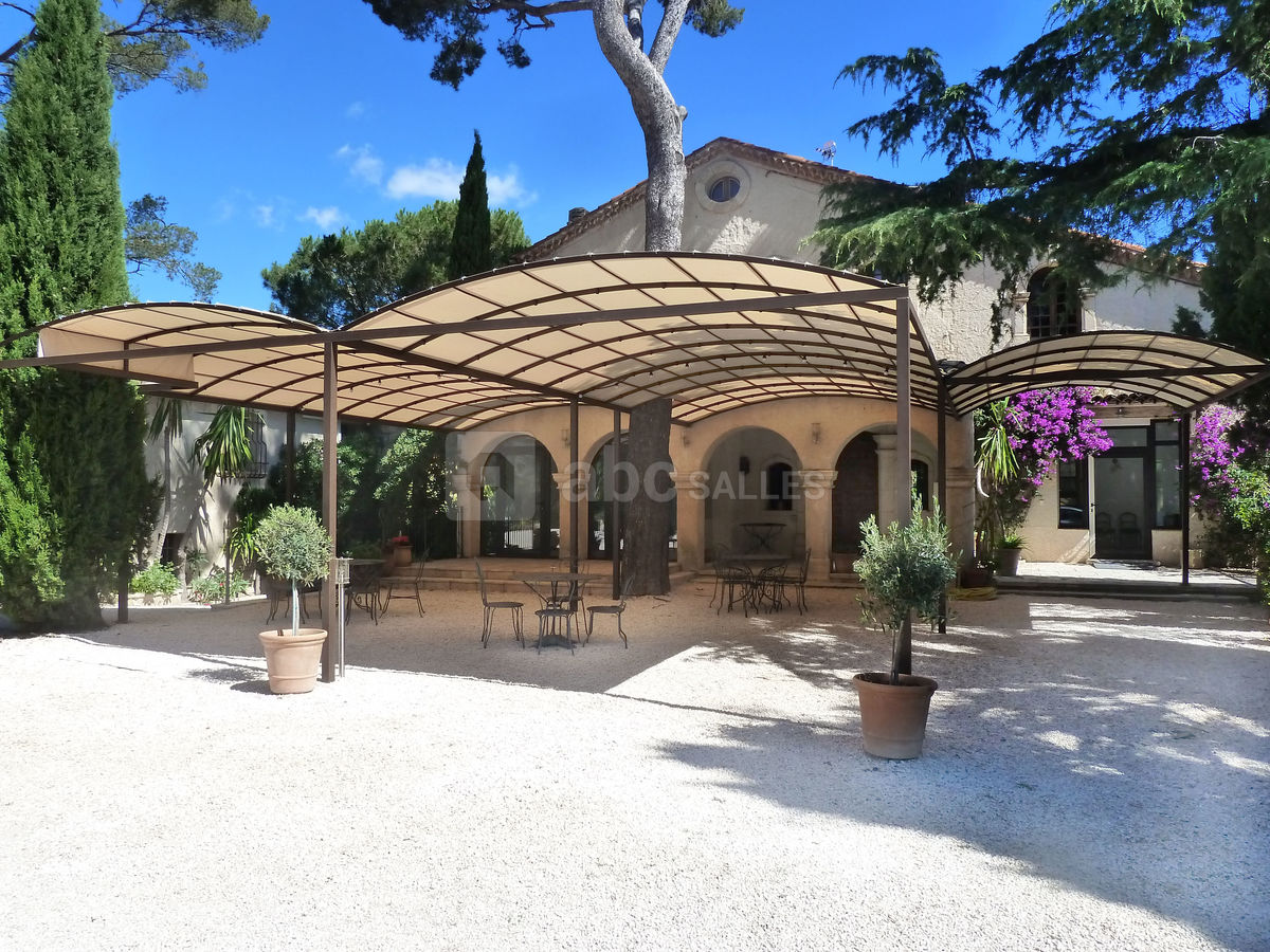 Pergola à l'avant de la maison