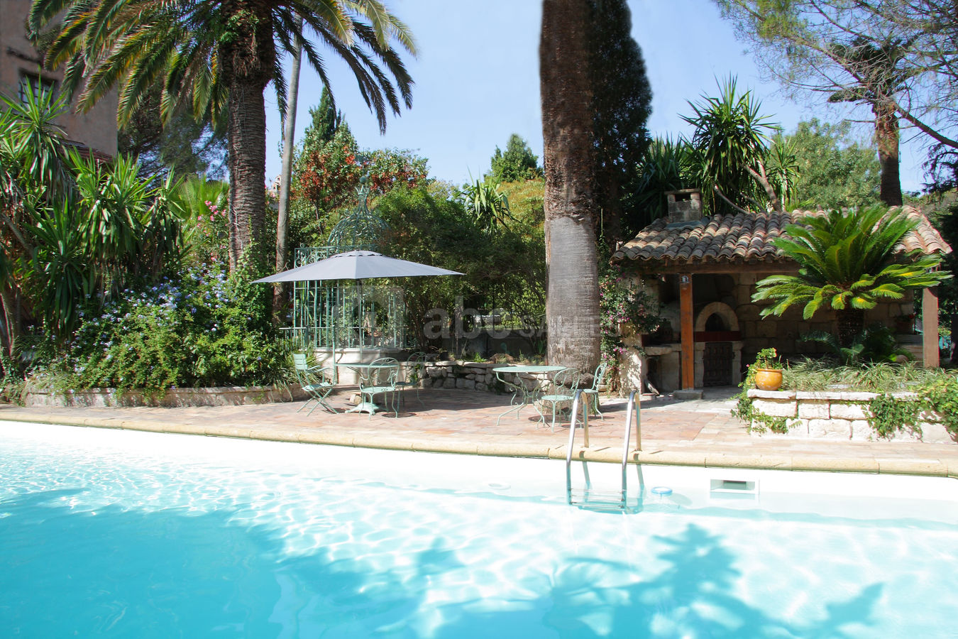 Espace de réception autour de la piscine