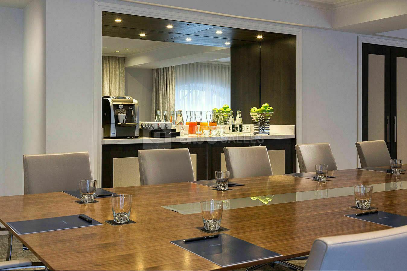 Salon Norma table de réunion