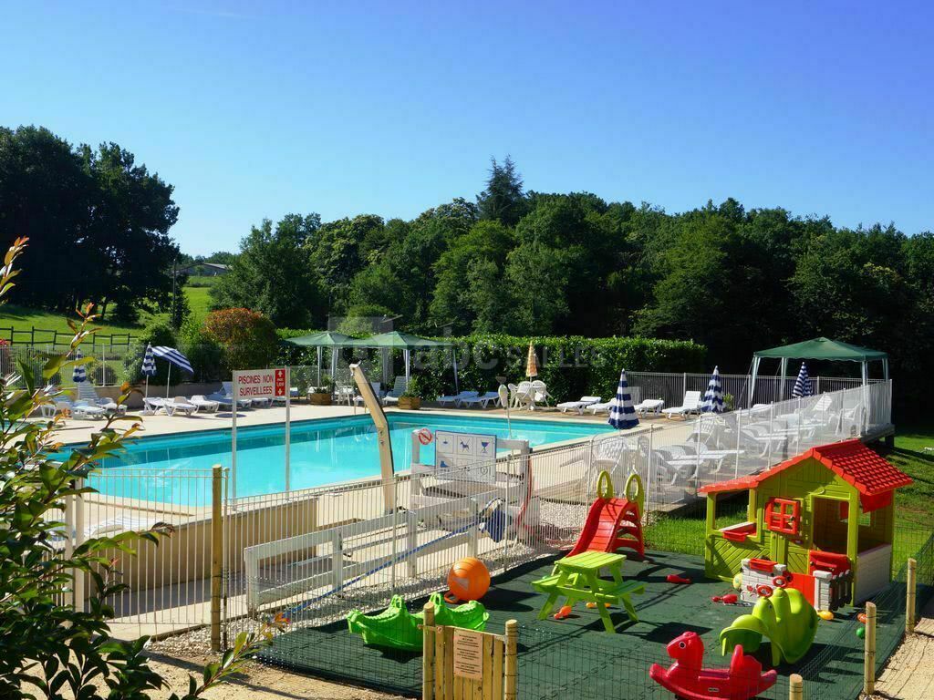 Jeux pour petits et piscine chauffée