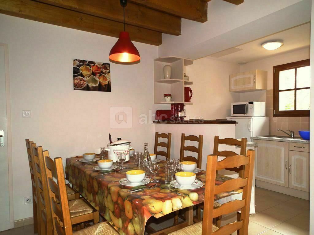 Salle à manger et cuisine équipée