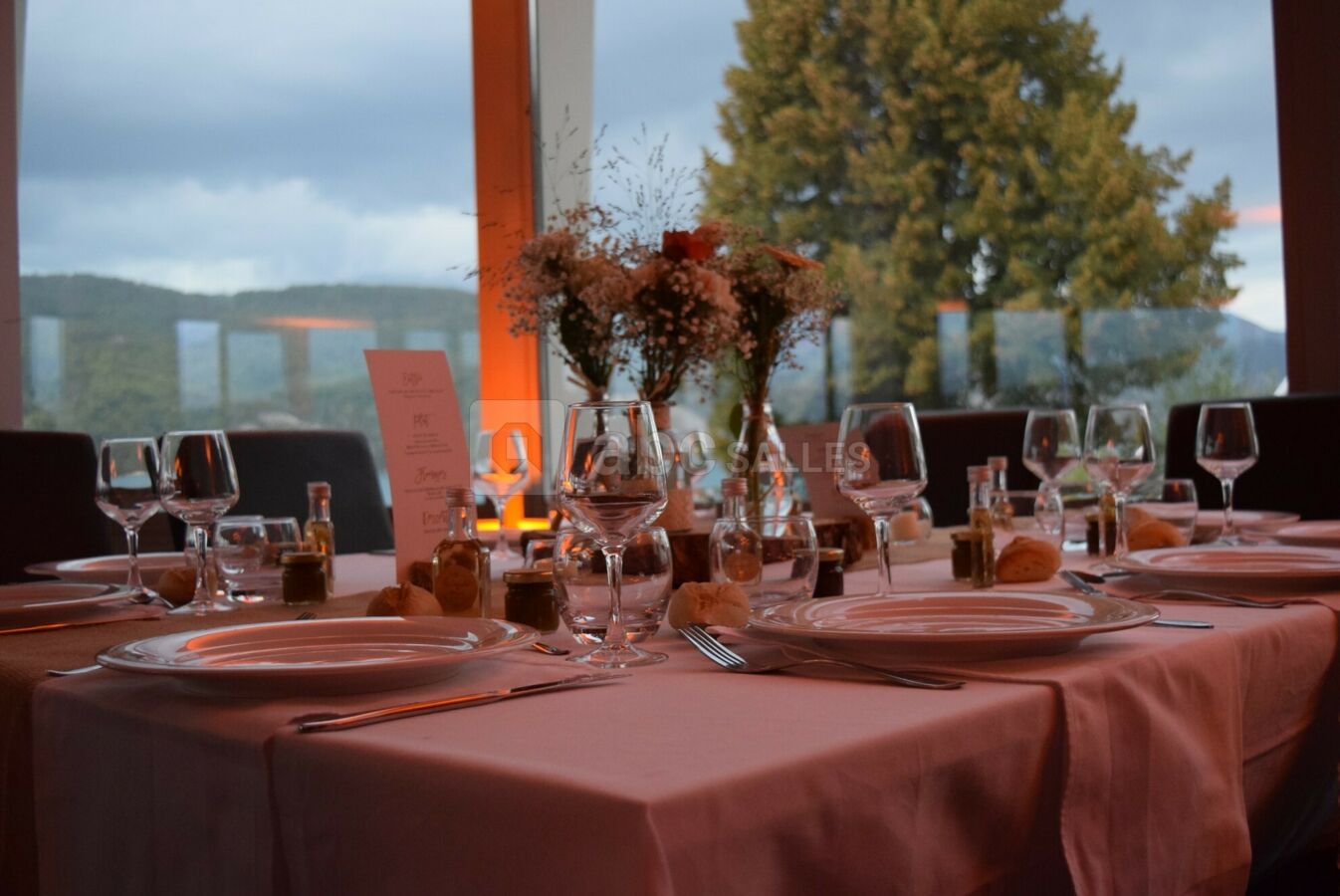 Aménagement table avec lac en fond