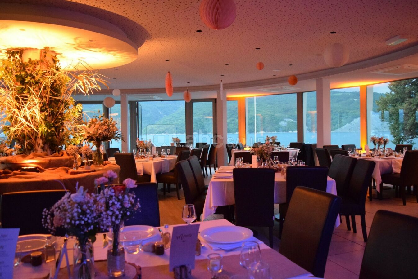 Aménagement de la salle avec vue lac