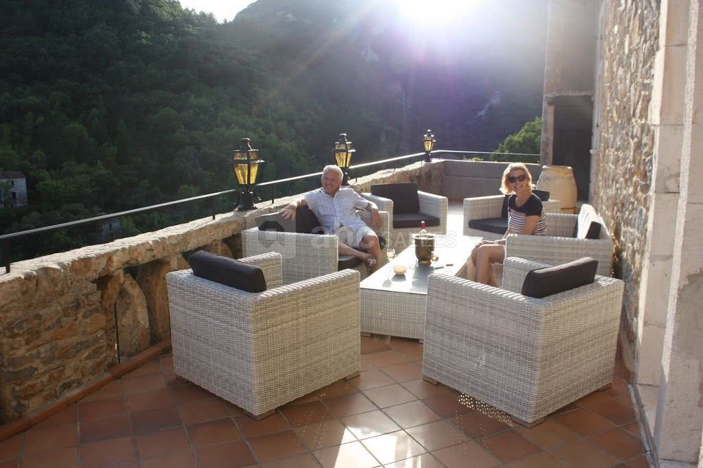 Terrasse extérieure dominant la rivière "La Vis"