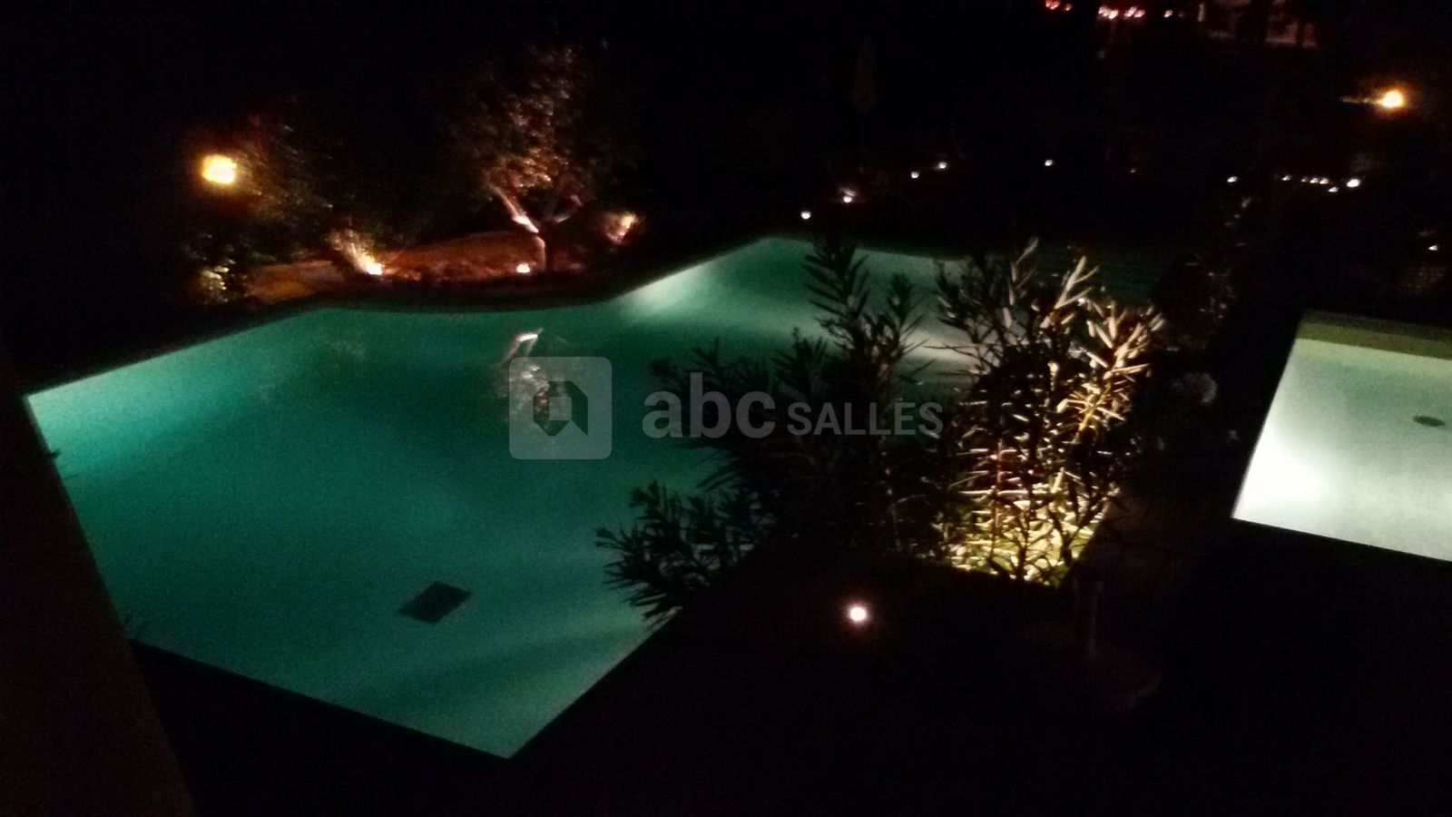 Piscine chauffée vue du bassin enfants de nuit