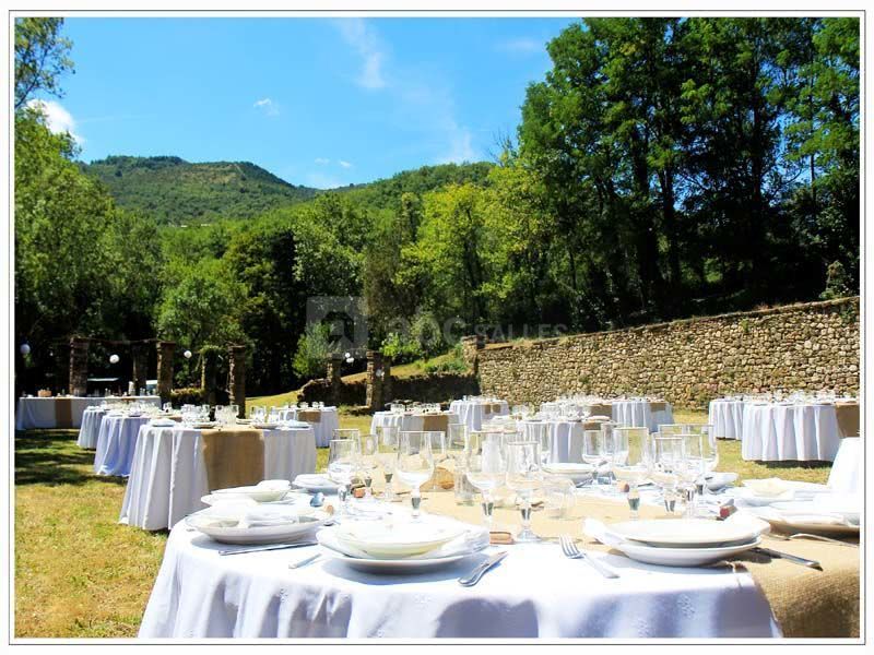 Tables dresseés dans l'ancienne roseraie