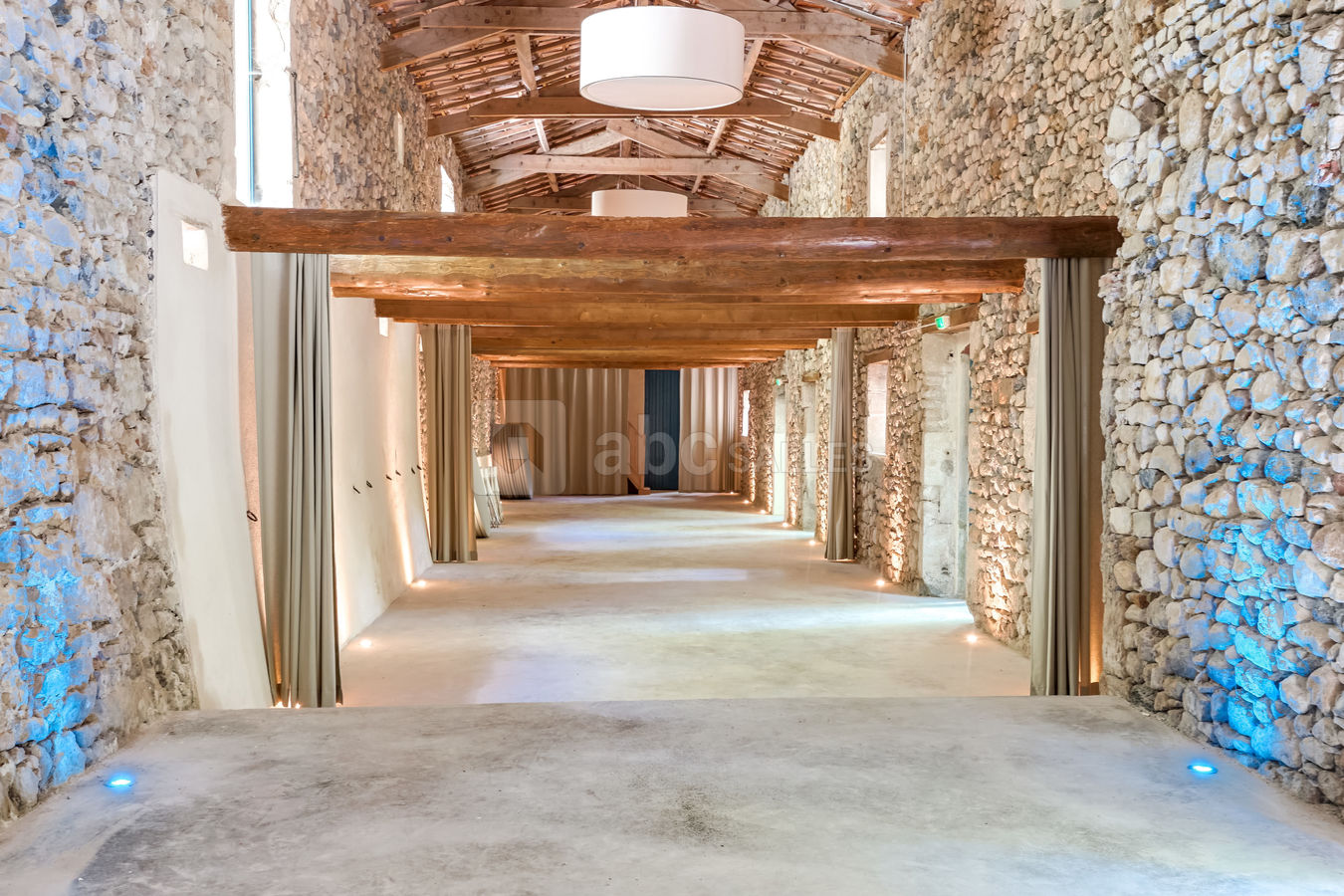 Salle de réception avec rideaux pour séparer