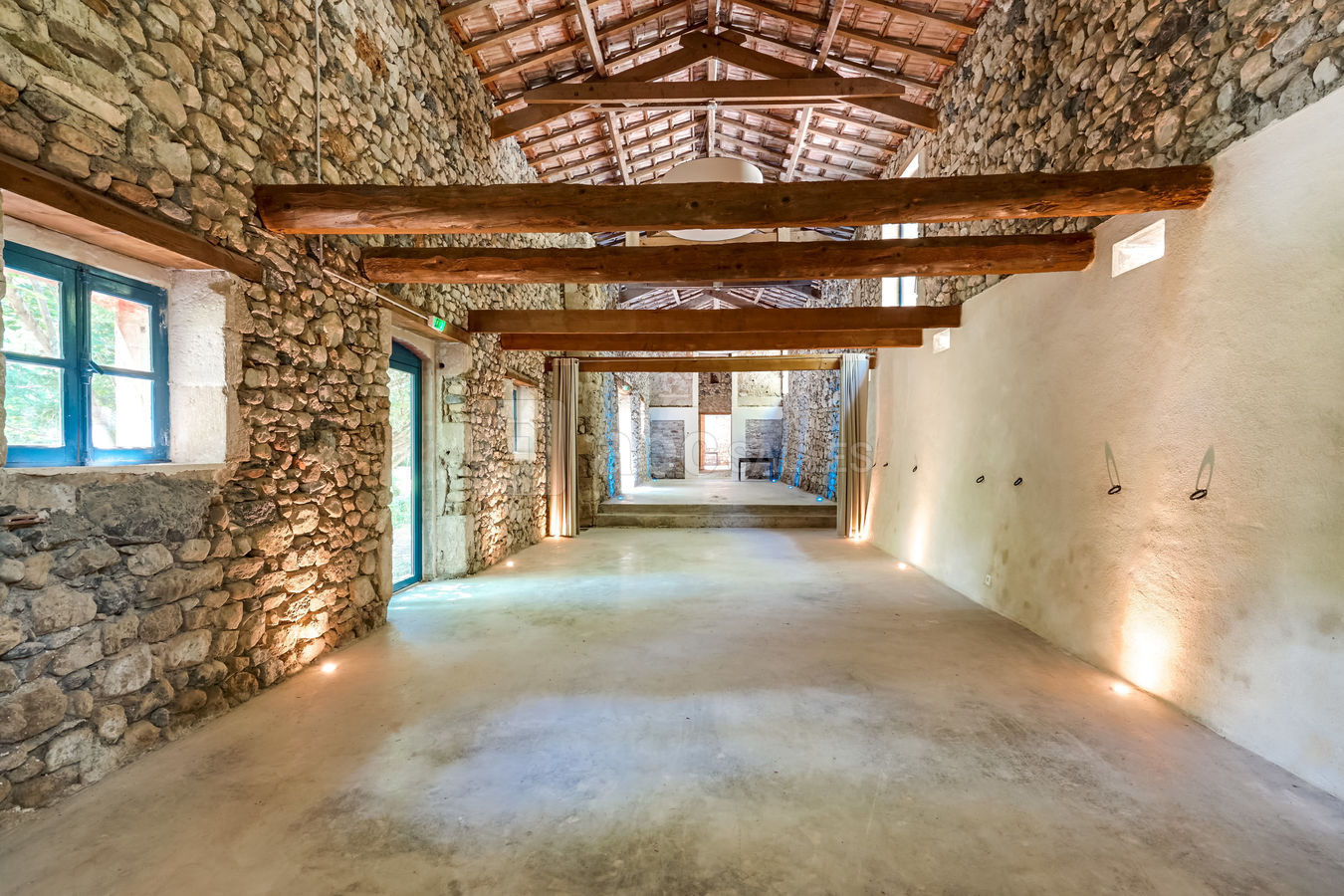 Salle de réception pleine lumière