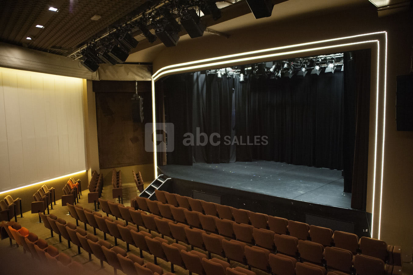 Scène salle majuscule