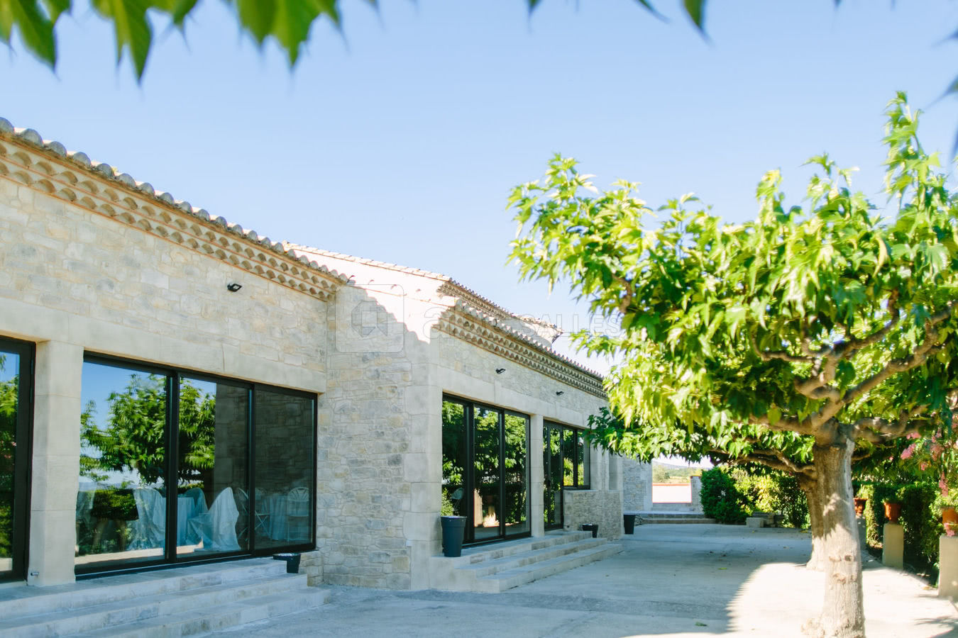 Terrasse devant la salle