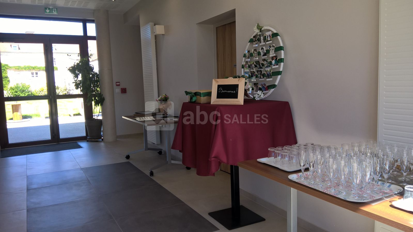 Accueil communiquant avec la salle, les terrasses, le parking, la salle de réunion et réception
