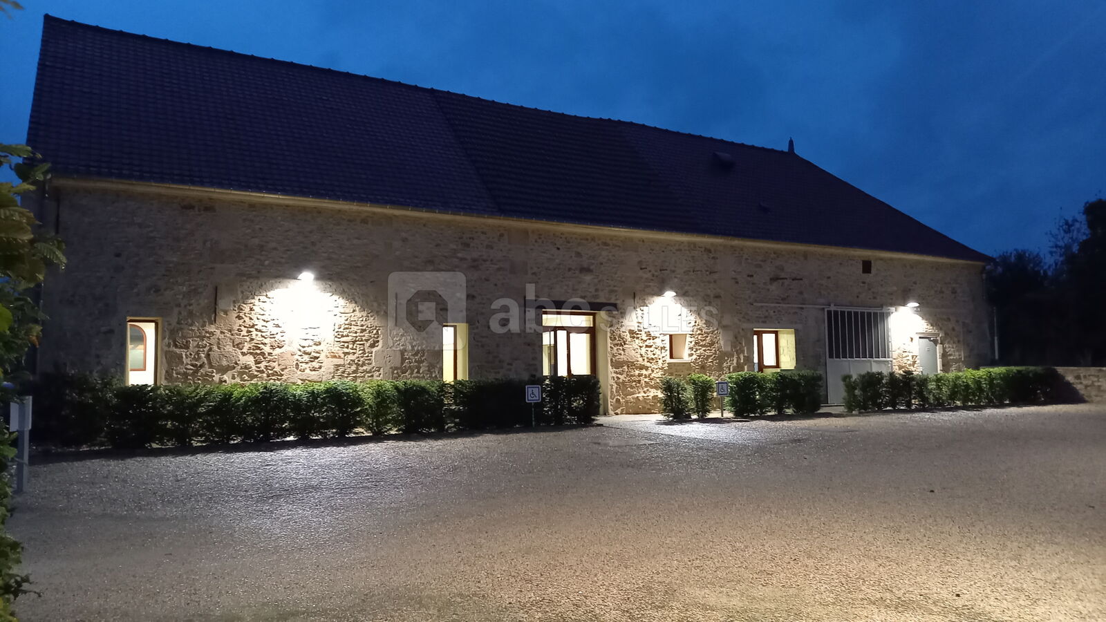 Parking éclairé clos donnant sur l'accueil, places pour personnes à mobilité réduite