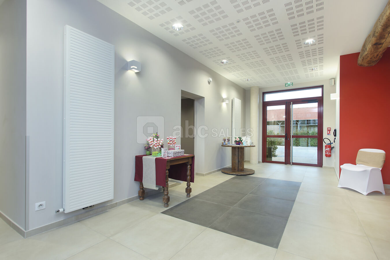 Accueil, donne sur le parking, la salle, les toilettes, le couloir, la terrasse