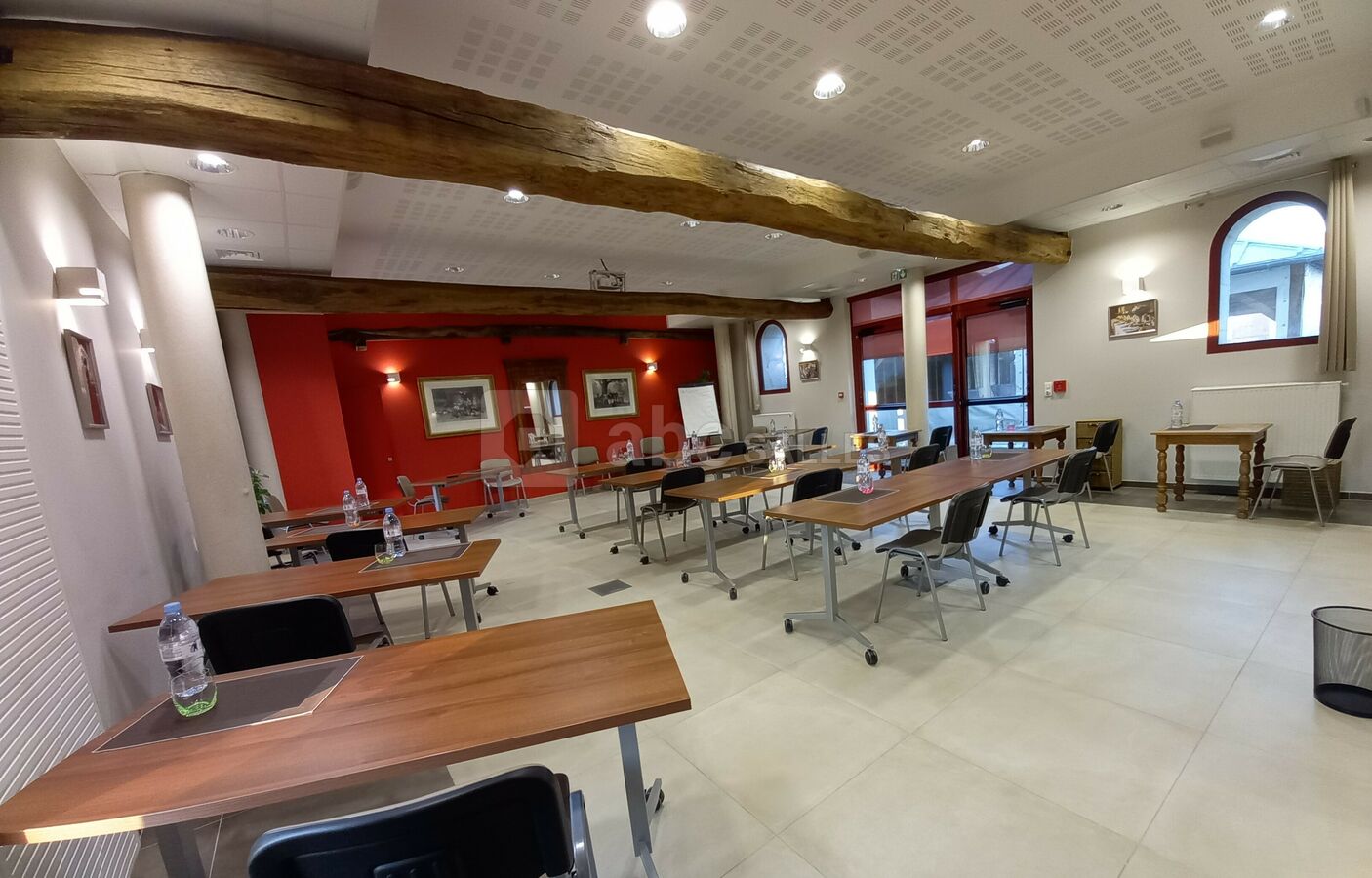 Votre Salle de réunion installée à La Croisée des Possibles, lumière du jour et plain-pied