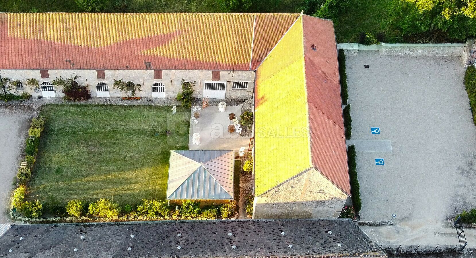 Domaine de plain-pied, salle avec accueil, jardin, terrasses, véranda, nombreux toilettes, parking accessible PMR
