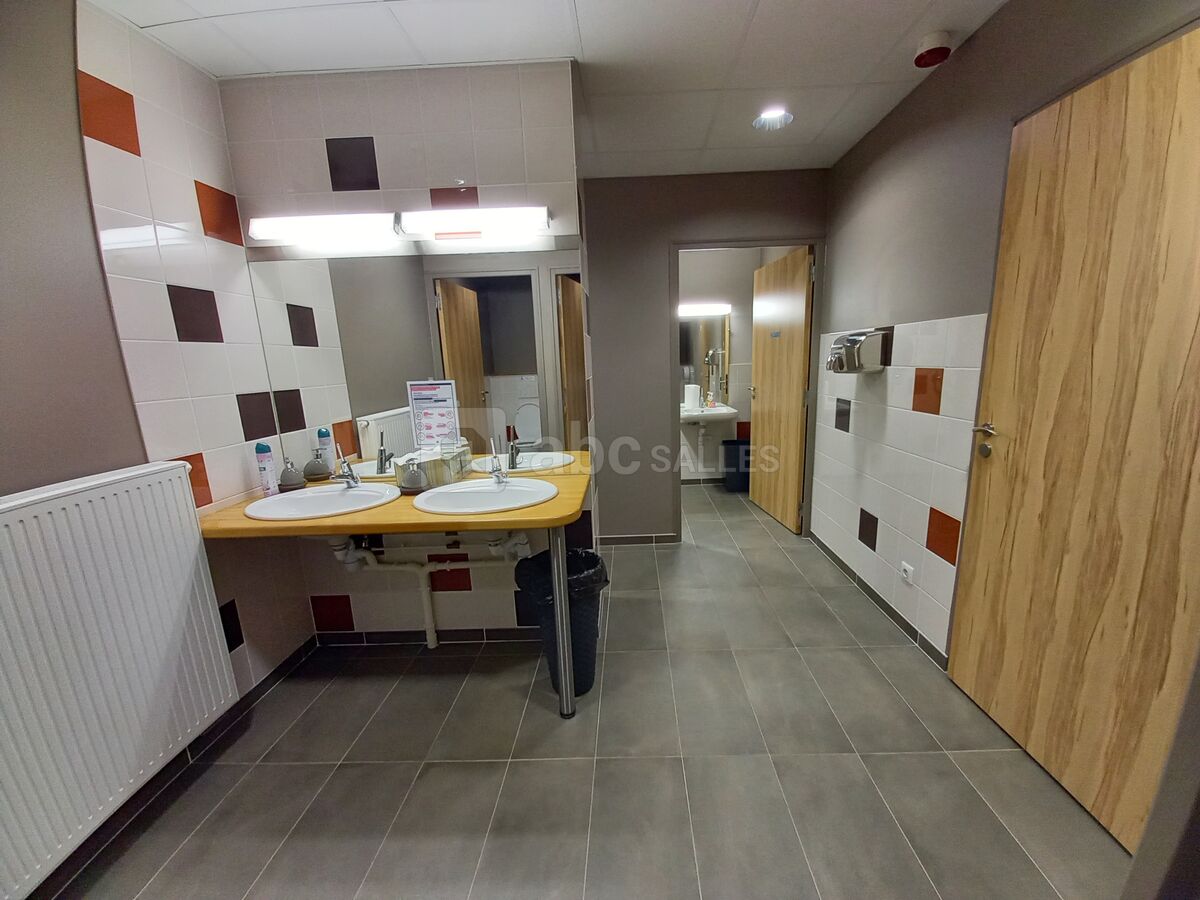 6 Toilettes équipés dont 1 accessible Personne à Mobilité Réduite