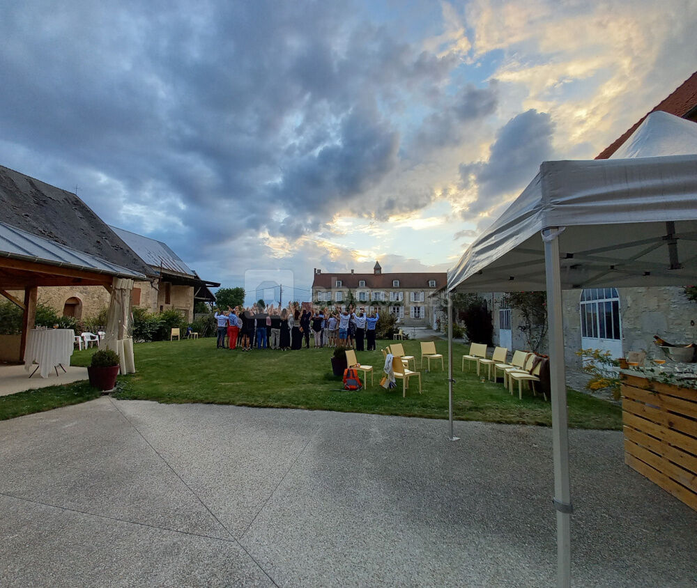 Photos et cocktail en extérieur et sous véranda d'avril à octobre, bar et barnum de mai à septembre