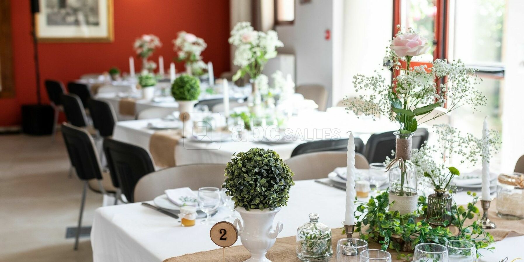 Salle préparée par le domaine puis décorée par les mariés et leur famille