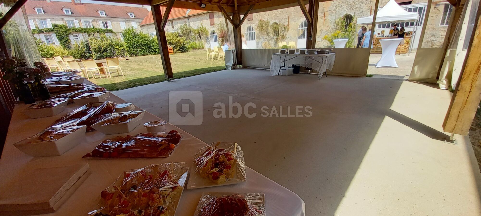 Buffet en extérieur pour un repas en salle en été, bar installé en terrasse