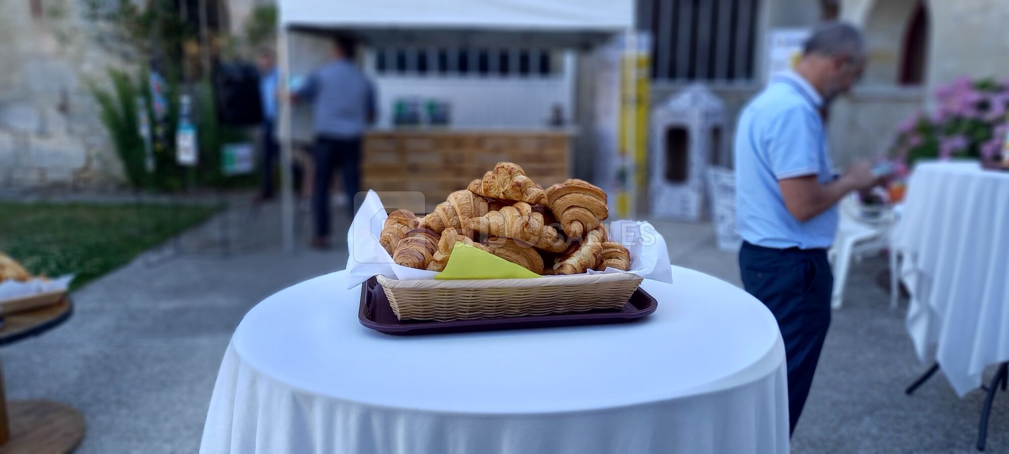Printemps été automne avec votre bar et son barnum en terrasse, croissants tout frais dès l'accueil