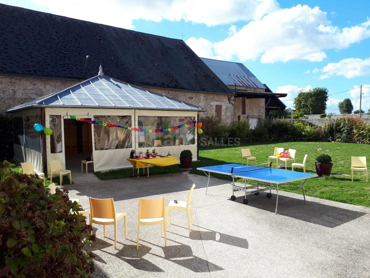 Terrasse avec ping-pong et véranda fermée selon météo d'avril à octobre