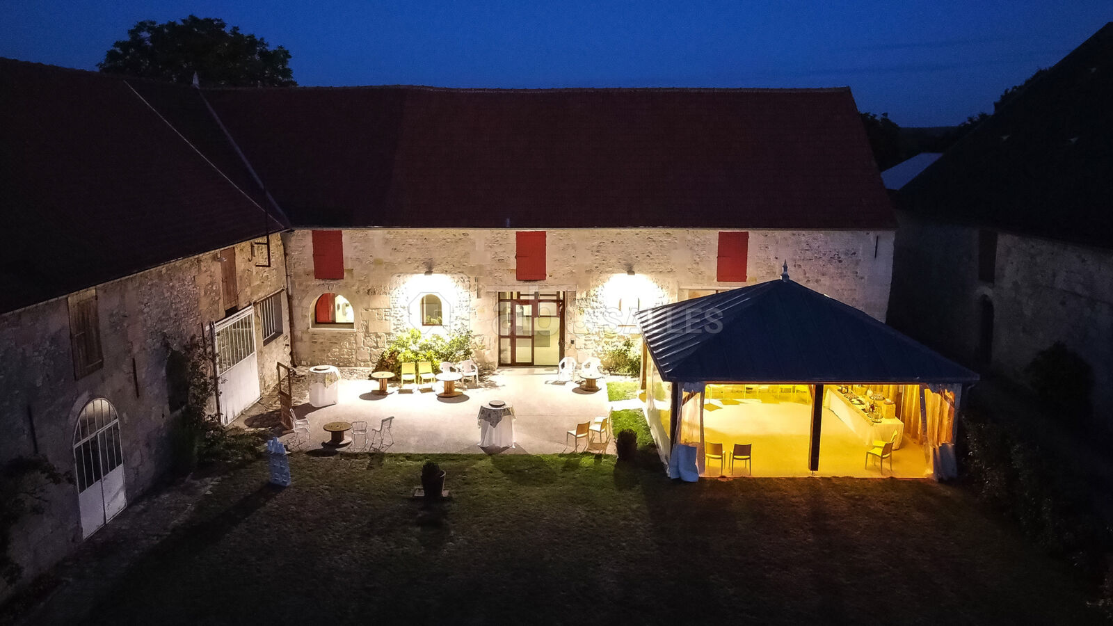 La Croisée des Possibles éclairée le soir