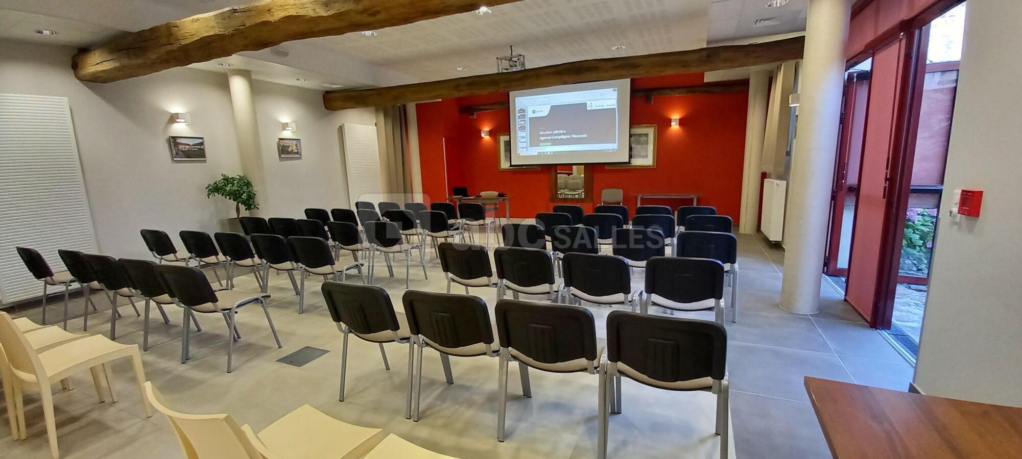 Réunion professionnelle salle installée équipée