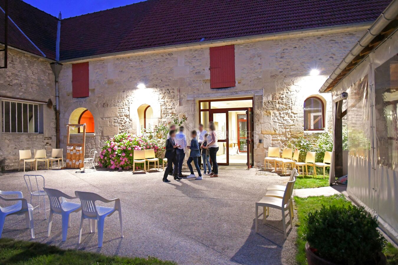 Terrasse éclairée avec véranda d'avril à octobre