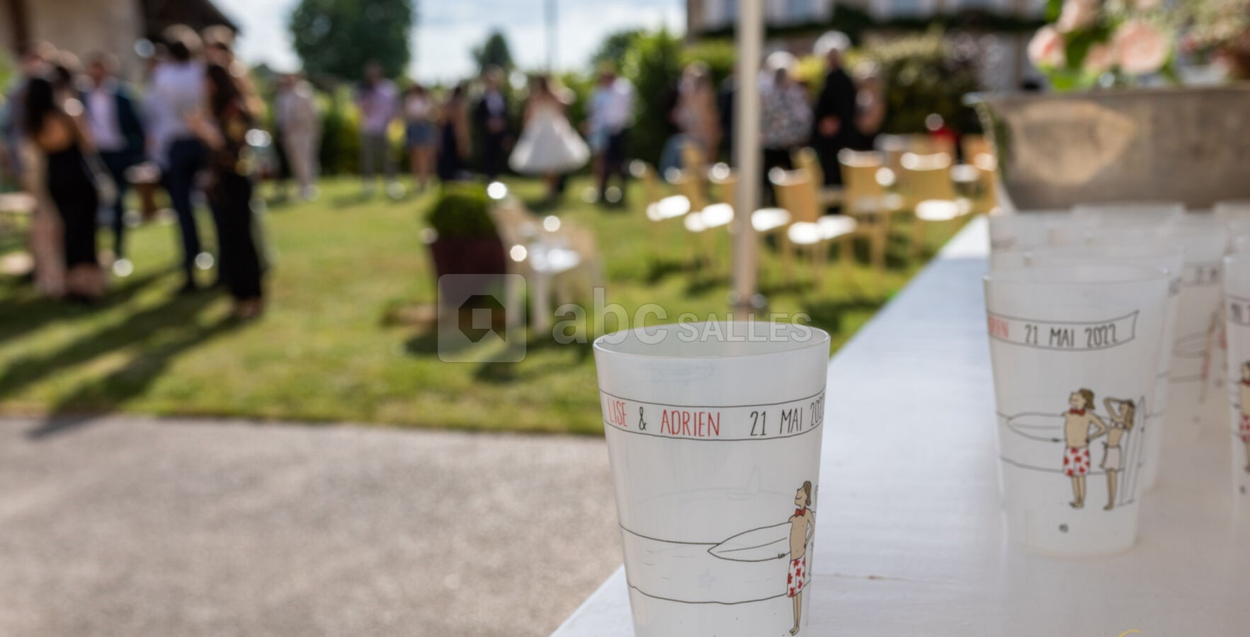 Jardin avec ses chaises et tourets, bar et barnum installés en premier plan