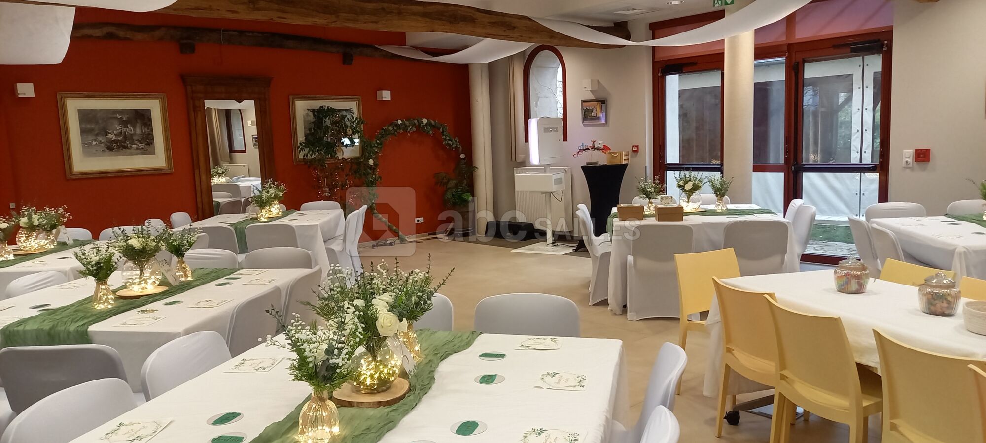 Salle de réception pour déjeuner suivi d'un brunch avec jeux l'après-midi en salle et en véranda