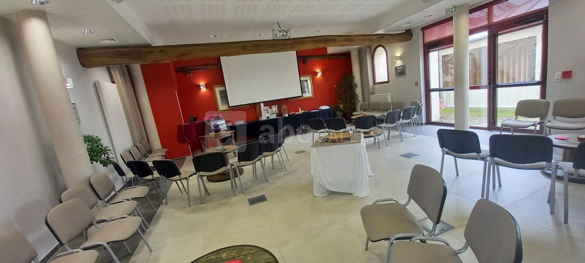 Cérémonie de deuil clé en main avec cocktail et rétrospective sur vidéoprojecteur