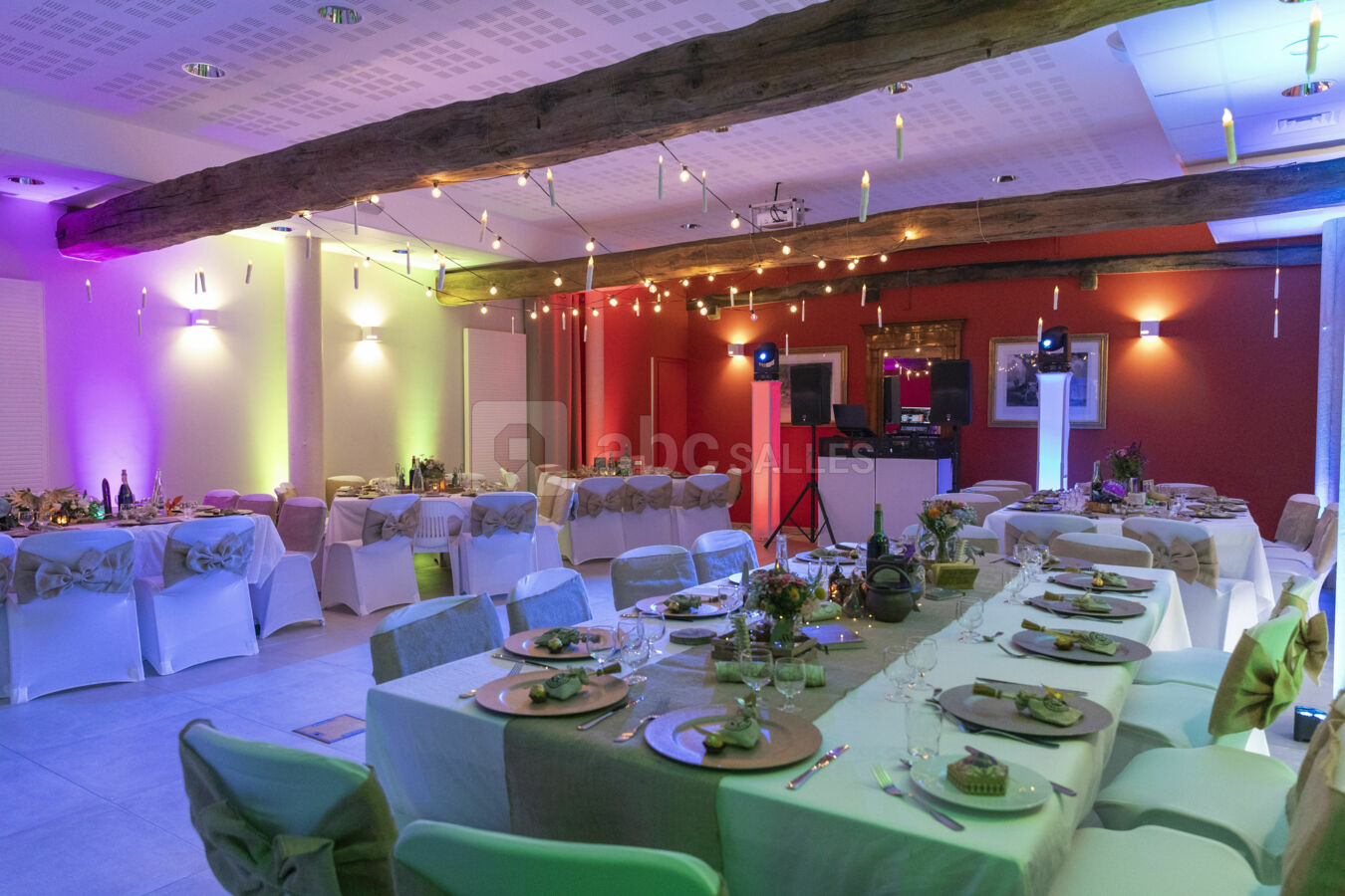 Salle de réception de mariage à thème avec DJ