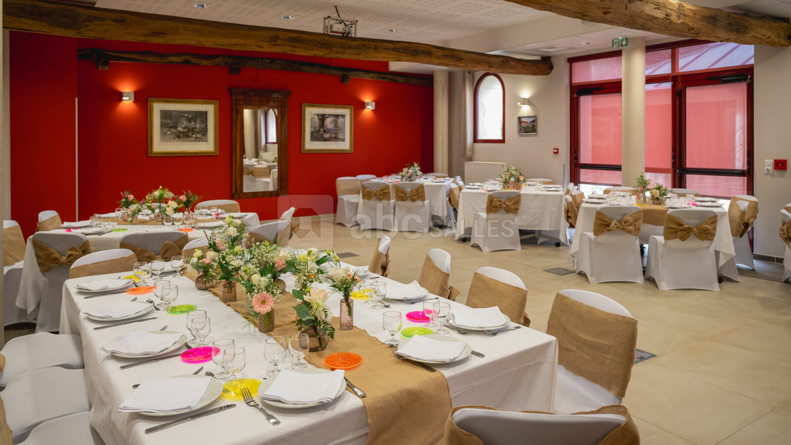 Salle, décoration et fleuriste installés par le domaine