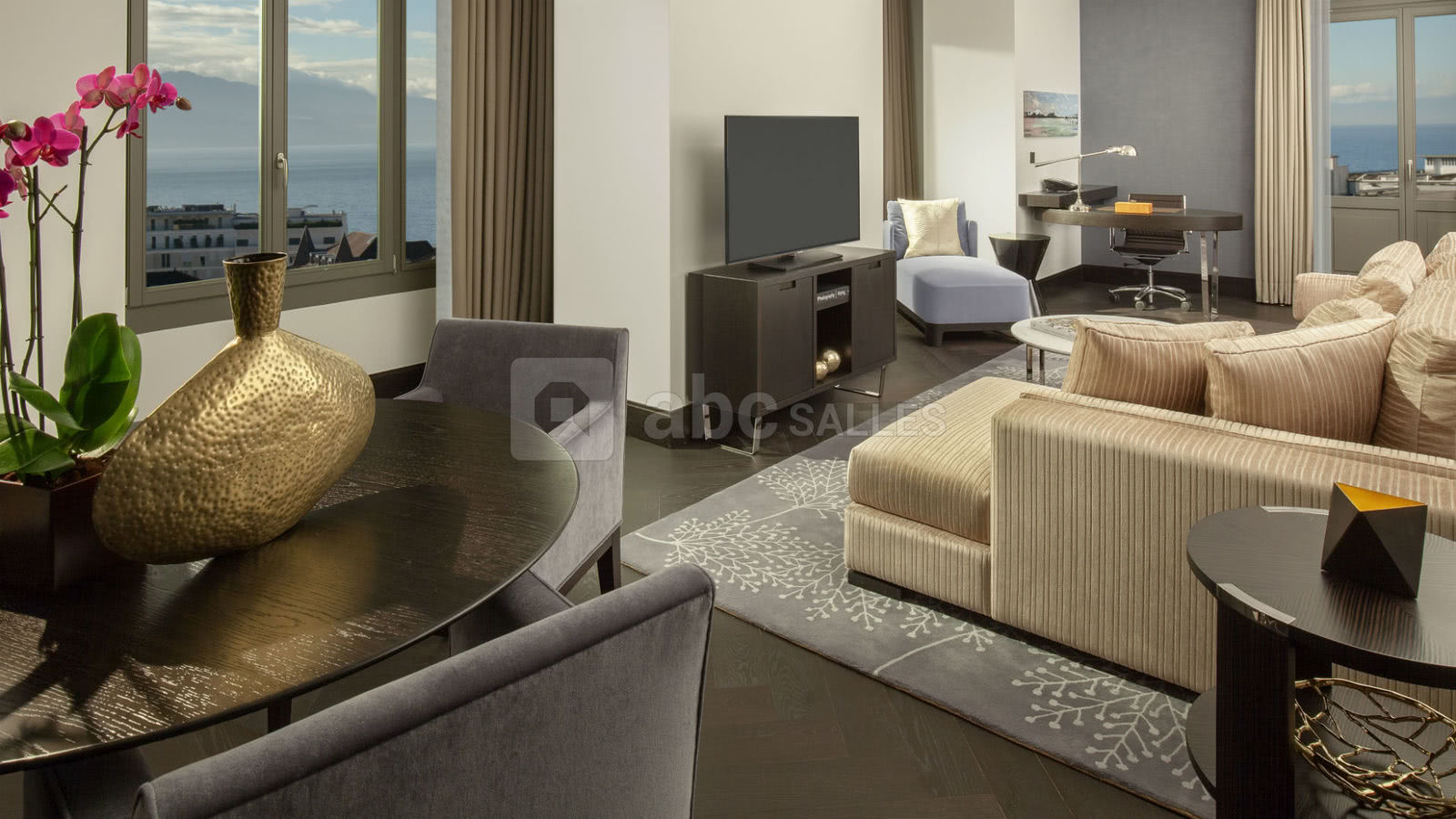Corner Suite Lake
