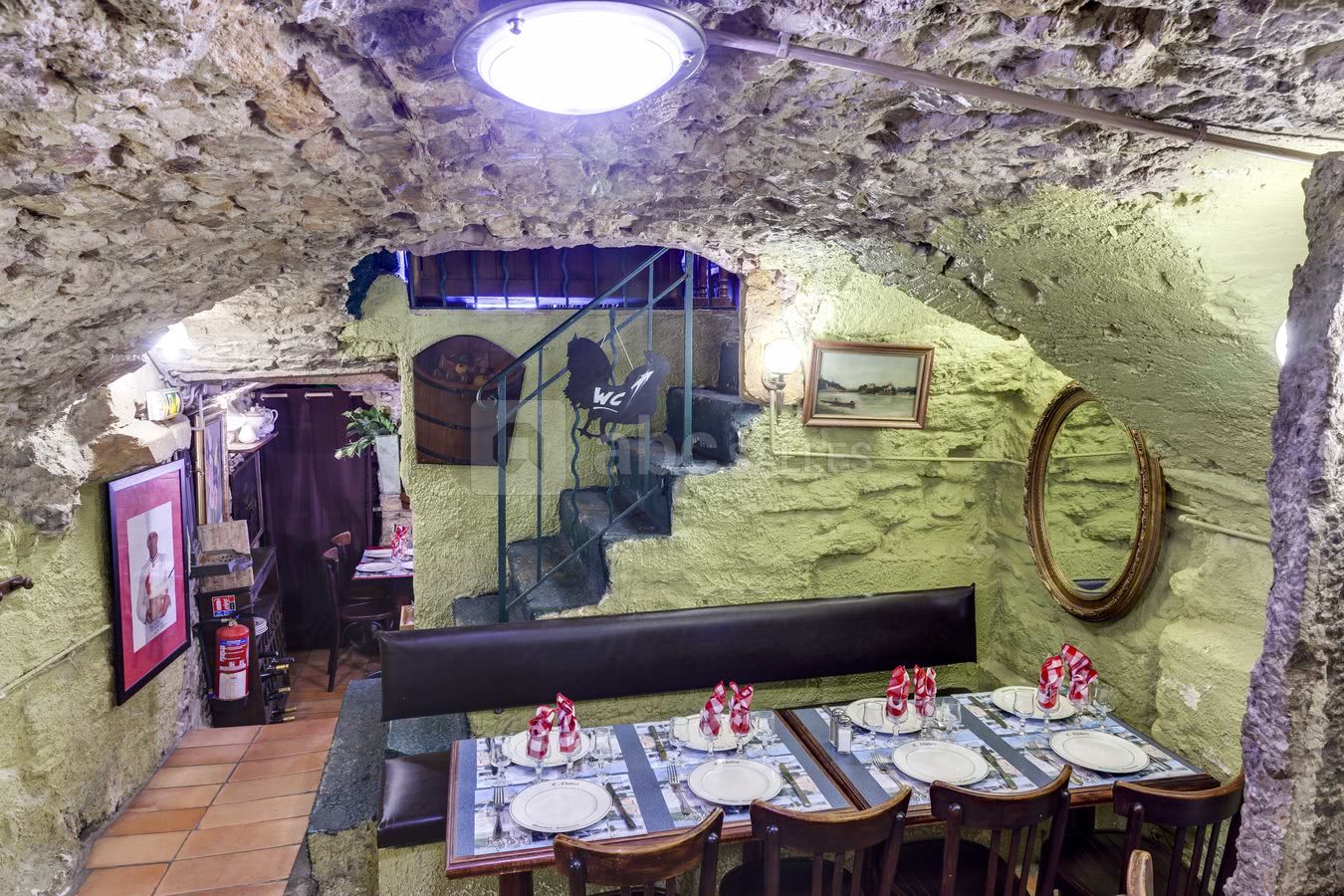 Le Caveau