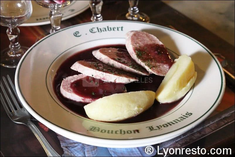 Saucisson Chaud Sauce Beaujolaise
