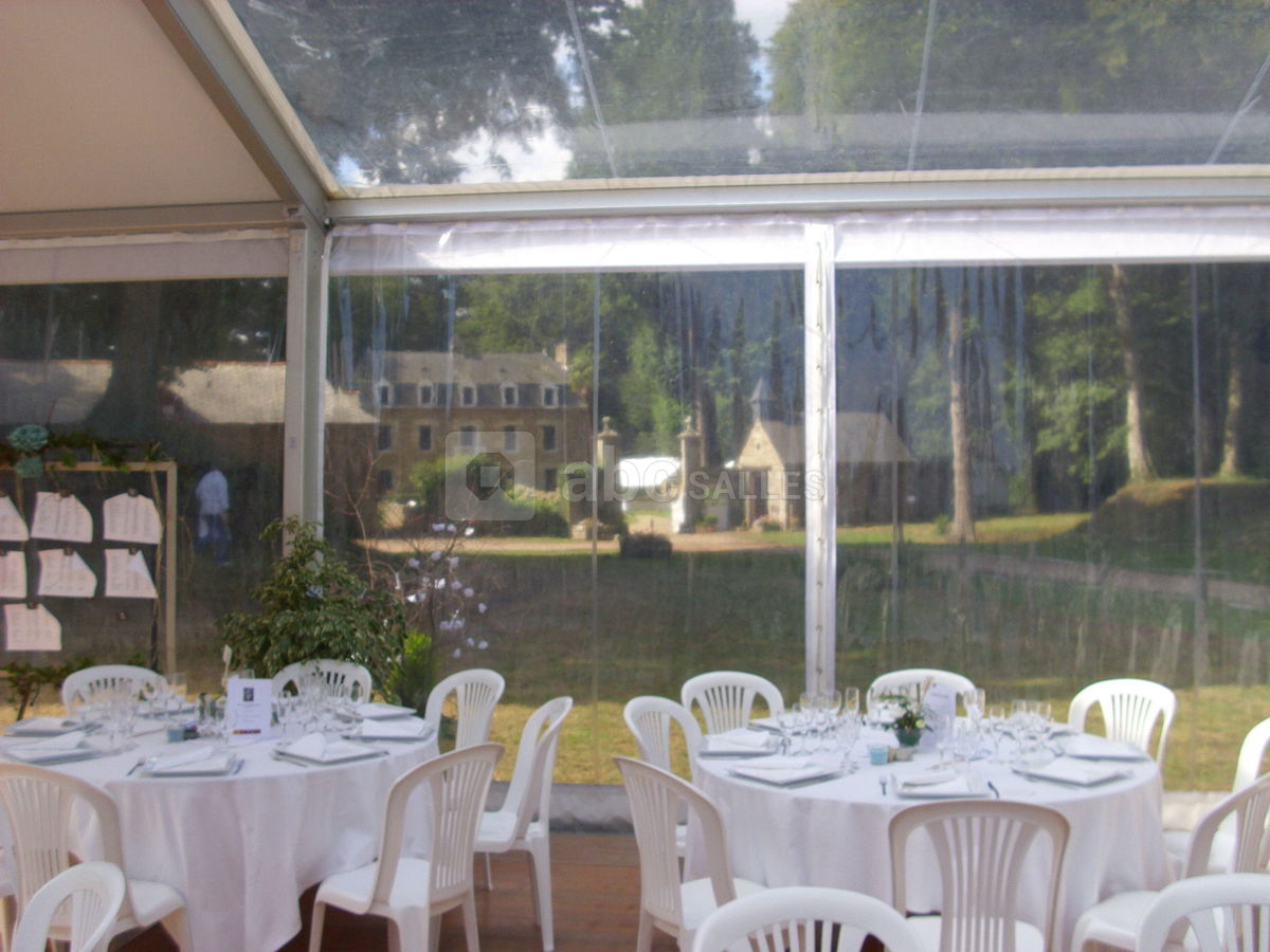 Une tente dans le cadre du manoir de la Gaptière