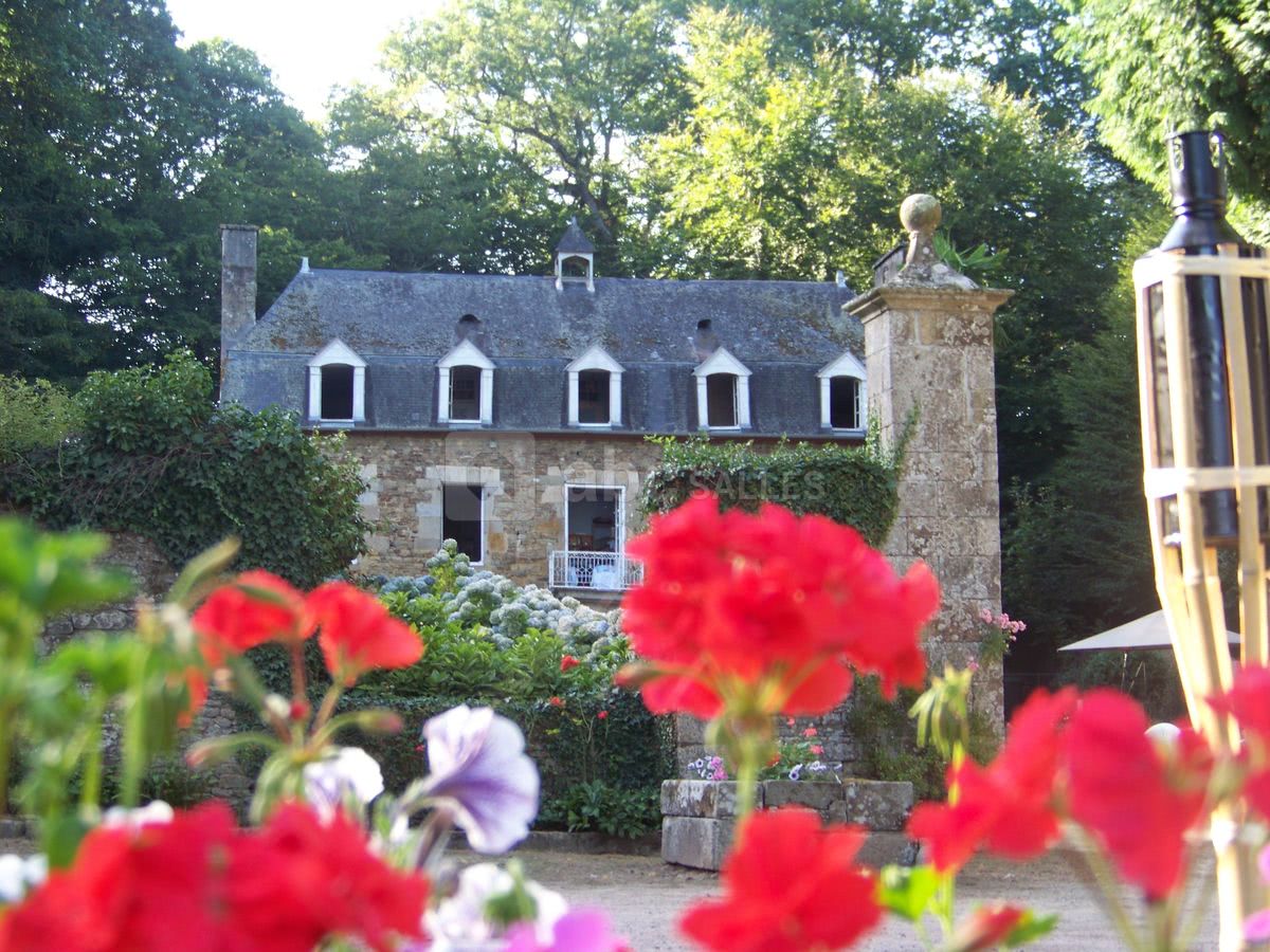 Un cadre de verdure et de fleurs