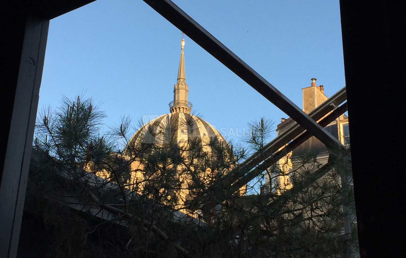 Vue du patio, sur Notre-Dame-de-bon-port...
