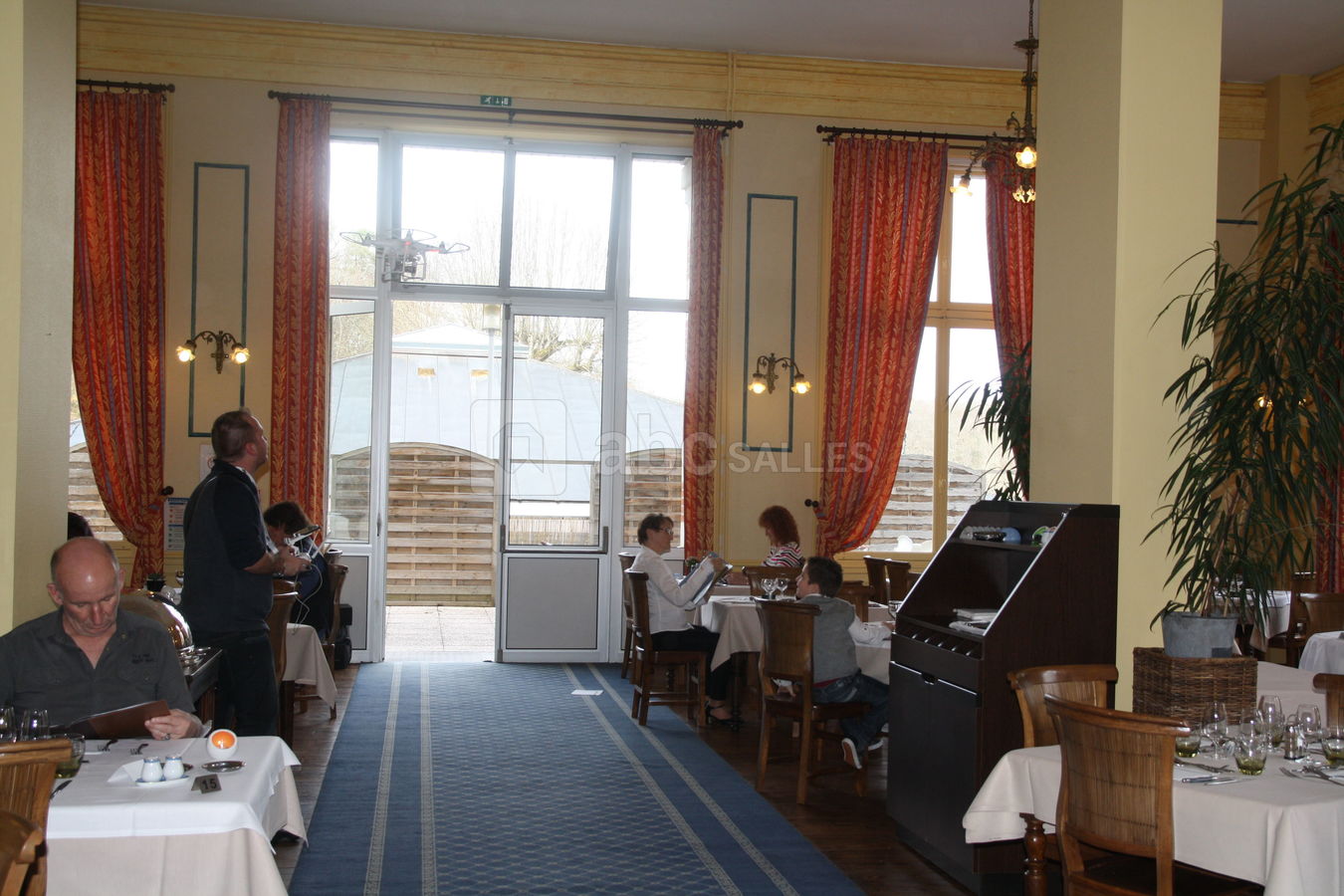 Salle restaurant vers terrasse exterieur