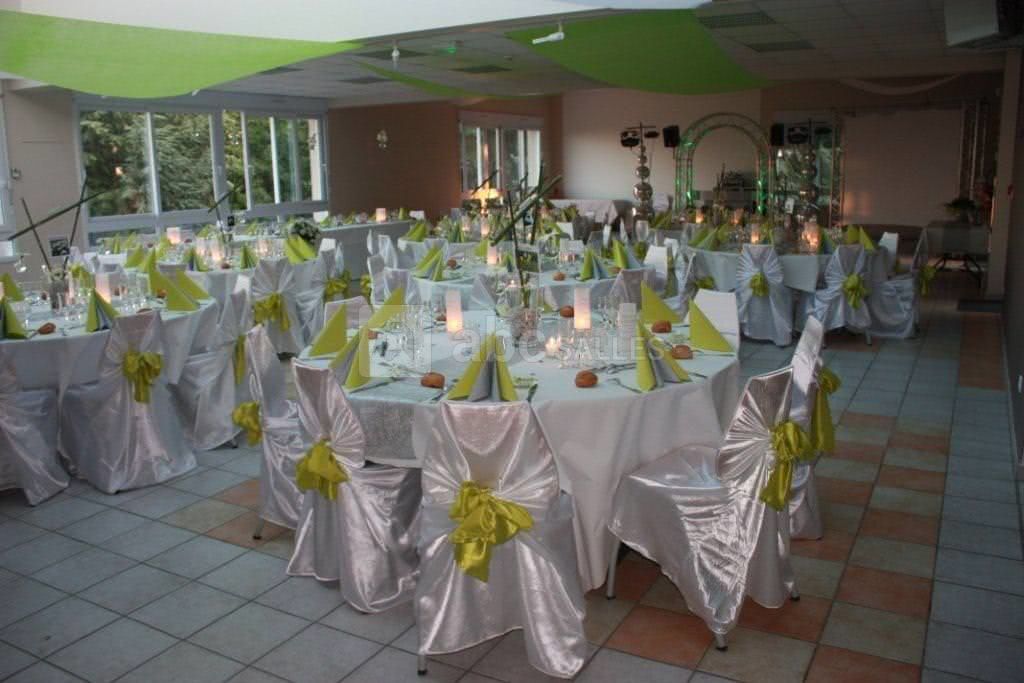 Salle 180 m² tables rondes