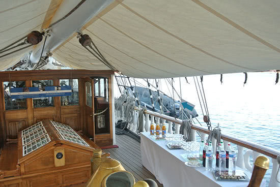 Cocktail sur le pont supérieur arrière du BELEM