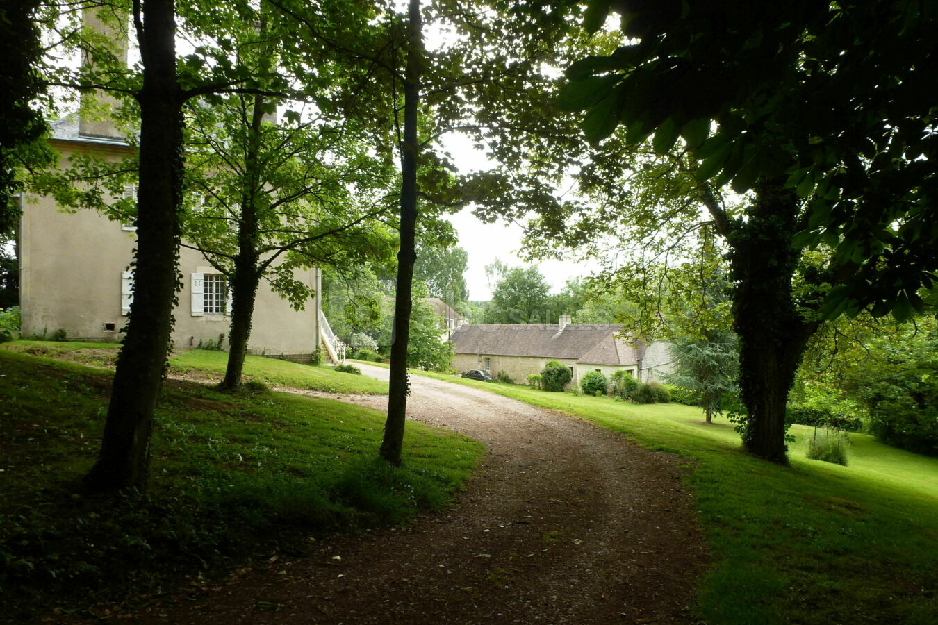 Entrée de la propriété par le parc