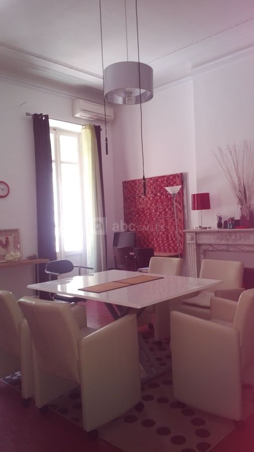 Salle Paradis (35 m²), capacité 6-8 personnes max (aussi retour client avec glace sans tain)