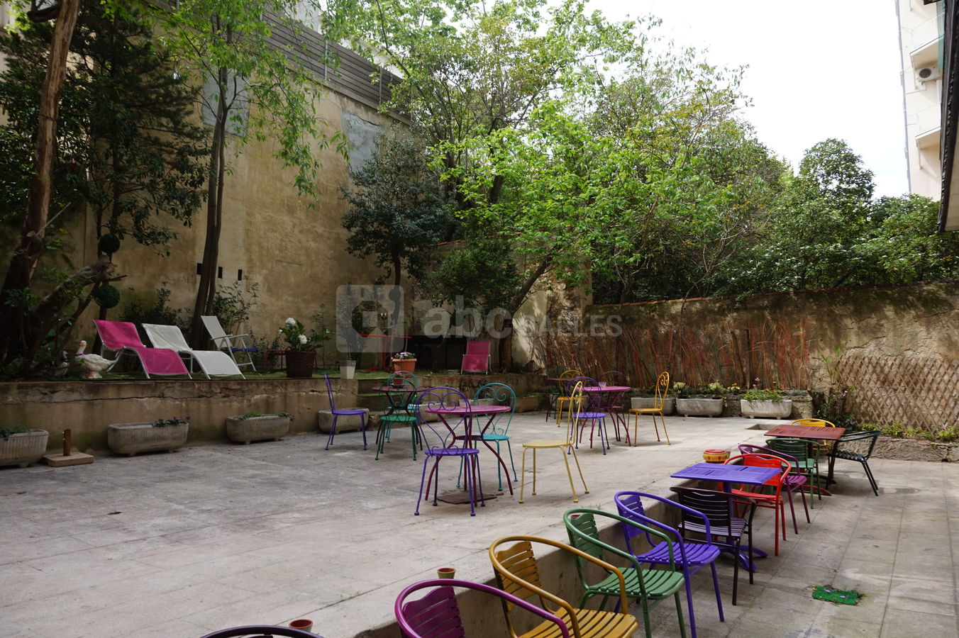 Terrasse de 150 m² qui donne aussi accès aux salles