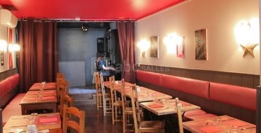 Salle de restaurant avec scène