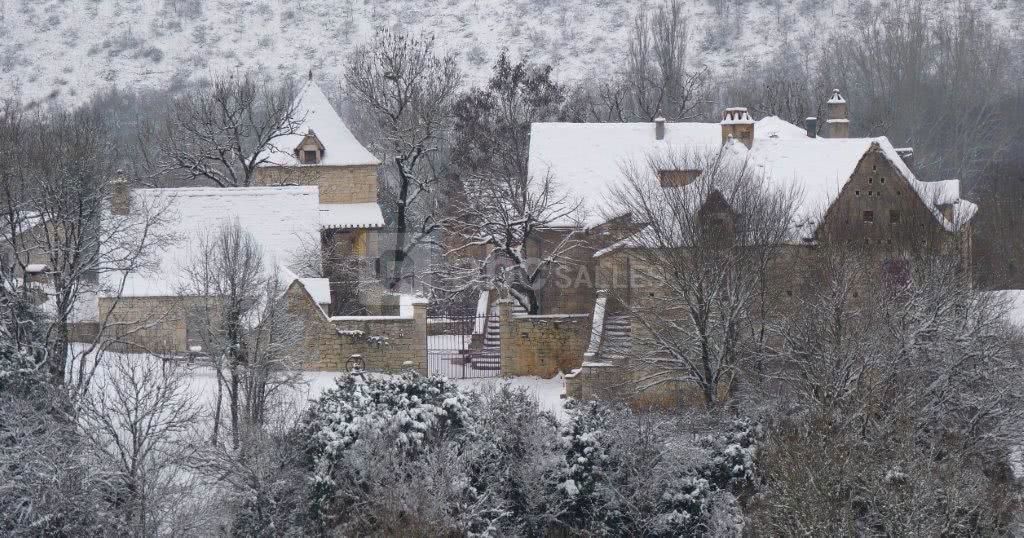 Le hameau sous la neige