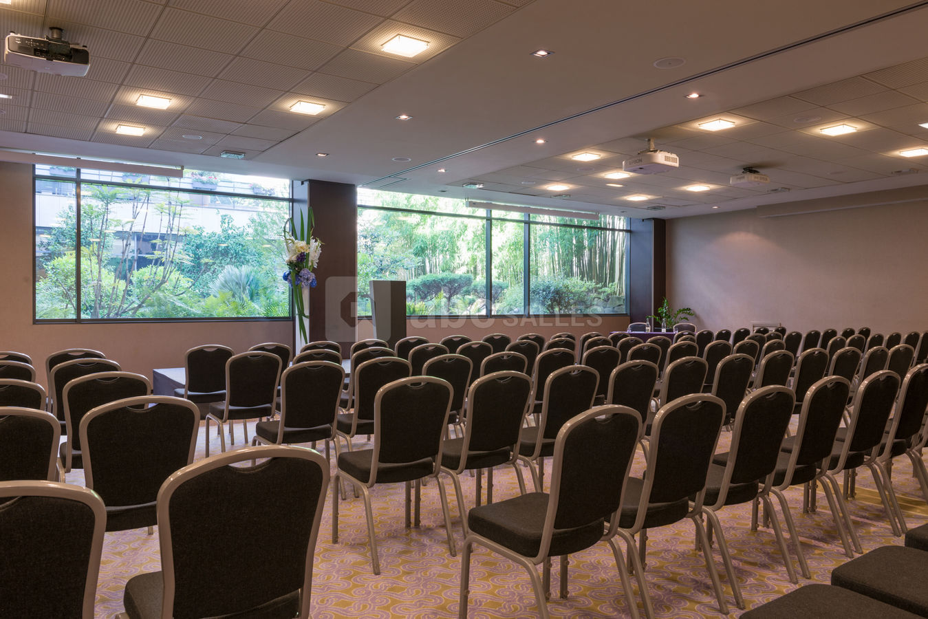 Salon le Monde avec double projection