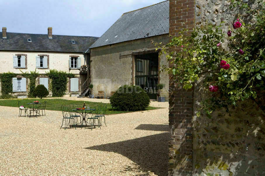 La grange sur l'eau et la cour