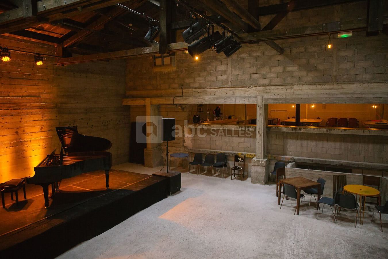 Salle principale + bar